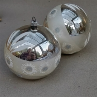 store sølvfarvede glas julekugler med dekoration af hvidt og sølv gammelt julepynt til juletræet